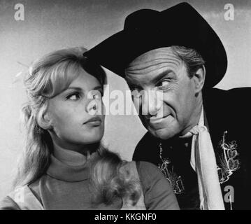 Marta Kristen et Jonathan Harris étaient les acteurs de la célèbre série télévisée Lost in Space, diffusée en 1966. Kristen jouait Judy Robinson, tandis que Harris incarnait le méchant Dr Zachary Smith. La série est devenue une marque de fabrique de la télévision de science-fiction américaine. Banque D'Images