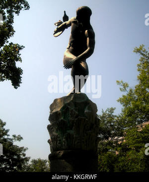 Une photographie de la sculpture Discus Thrower, située à Washington, DC, capturant l'athlète en plein mouvement, représentant la force et l'athlétisme. Banque D'Images