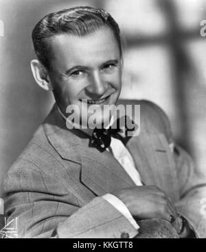 Sammy Kaye, un chef d'orchestre et chanteur américain populaire dans les années 1940 et 1950, est connu pour ses contributions à la musique swing et big band. En 1952, la musique de Kaye reste influente sur la scène musicale américaine. Banque D'Images