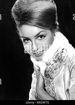 Julie Newmar, actrice emblématique, est connue pour son rôle de Catwoman dans la série télévisée Batman des années 1960. Cette image la capture en 1965, une période où elle est devenue une figure culturelle et un symbole de beauté et de force. Banque D'Images