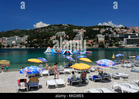 Vue d'été sur la plage de la baie de Lapad, Dubrovnik, Lapad, ville de la côte dalmate, Mer Adriatique, la Croatie, l'Europe. Banque D'Images