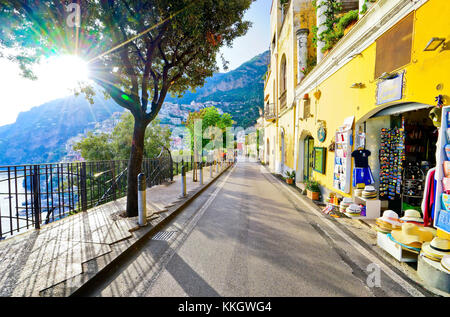 Positano, ITALIE - 16 septembre 2016 : vue sur la rue principale sur une journée ensoleillée le long de la côte d'Amalfi à Positano, italie le 16 septembre 2016. Banque D'Images