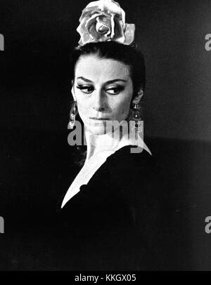 Maya Plisetskaya était une célèbre ballerine russe, réputée pour sa technique exceptionnelle et son expression artistique. Cette image la capture lors d’une performance en 1974, une année significative dans son illustre carrière. Banque D'Images