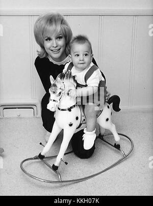 Barbara Eden et son fils Matthew Ansara 1966 Banque D'Images