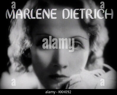 Marlene Dietrich apparaît dans une bande-annonce du film *Maroc* de 1930, réalisé par Josef von Sternberg. Le film est connu pour la performance emblématique de Dietrich et pour son cadre exotique, marquant un moment clé dans sa carrière hollywoodienne. Banque D'Images