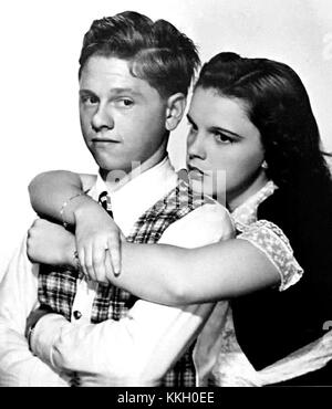 L'article 'Rooney-Garland' de 1938 fait probablement référence à des souvenirs des acteurs emblématiques Mickey Rooney et Judy Garland. Connus pour leur partenariat dans le cinéma dans les années 1930, leurs souvenirs restent précieux pour les collectionneurs d’aujourd’hui. Banque D'Images