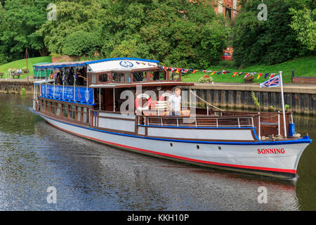 Newark on Trent River plaisir cruiser Le Sonning en cours et l'entrée de la ville avec une fête de mariage à bord. Dorset UK Banque D'Images