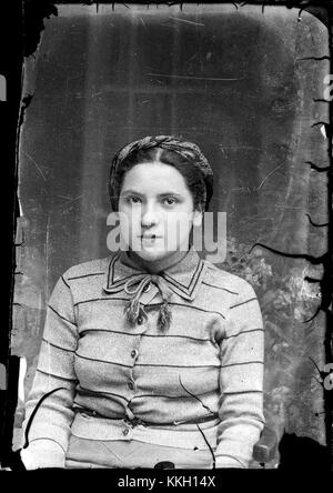 'Portret de fata CA 20131204' fait référence à une photographie de portrait prise le 4 décembre 2013. Il représente probablement une personne ou un groupe spécifique, capturé à des fins d'archivage ou d'historique. Banque D'Images