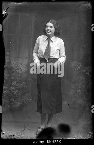 La photographie intitulée 'Femeie Cu mÃ¢inile Ã®n buzunare' (femme avec les mains dans les poches) de décembre 2013 capture un moment franc d'une femme avec une pose détendue dans un cadre naturel. Banque D'Images