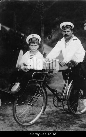 Photographie d'Alexeï Nikolaïevitch de Russie, Tsarevich (1904-1918), fils de Nicolas II, empereur de Russie, prise vers 1910. L'image comprend Alexei avec le bateau Derevenko, soulignant leur relation pendant le règne de Romanov. Banque D'Images