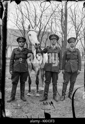 Deux images représentant des soldats à cheval, vers 1941, illustrant le personnel militaire et l'équipement équestre de l'époque. Banque D'Images