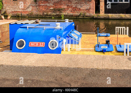 Canal et rivière entretien confiance péniche amarrée sur la rivière Trent à Newark on Trent Nottinghamshire UK Banque D'Images