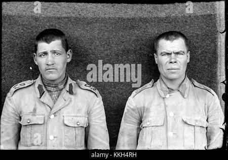 3 imagini : militari CA 20140224 (12749925805) fait référence à une série de trois images représentant des soldats. Les images ont été prises le 24 février 2014 et fournissent un dossier visuel du personnel militaire et de ses activités, probablement dans un contexte historique ou militaire. Banque D'Images