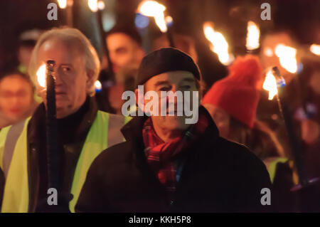 Glasgow, Ecosse, Royaume-Uni. 30 Novembre 2017 : naissance de Glasgow David Hayman conduit le jour à St Andrew, défilé aux flambeaux dans le West End de Glasgow. L'acteur et réalisateur célèbre pour son rôle dans l'épreuve et le châtiment s'exécute l'esprit de charité de l'aide. Credit : Skully/Alamy Live News Banque D'Images