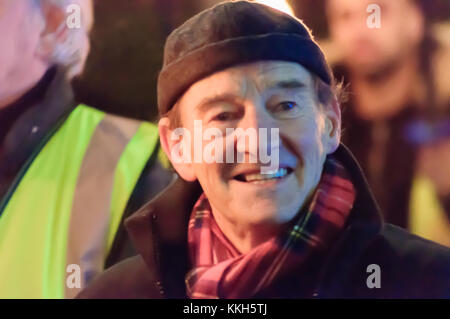 Glasgow, Ecosse, Royaume-Uni. 30 Novembre 2017 : naissance de Glasgow David Hayman conduit le jour à St Andrew, défilé aux flambeaux dans le West End de Glasgow. L'acteur et réalisateur célèbre pour son rôle dans l'épreuve et le châtiment s'exécute l'esprit de charité de l'aide. Credit : Skully/Alamy Live News Banque D'Images