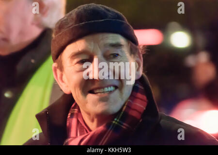 Glasgow, Ecosse, Royaume-Uni. 30 Novembre 2017 : naissance de Glasgow David Hayman conduit le jour à St Andrew, défilé aux flambeaux dans le West End de Glasgow. L'acteur et réalisateur célèbre pour son rôle dans l'épreuve et le châtiment s'exécute l'esprit de charité de l'aide. Credit : Skully/Alamy Live News Banque D'Images