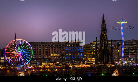 Edinburgh, Ecosse, Royaume-Uni, le 30 novembre 2017. La célébration de Noël Marché de Noël d'Édimbourg et de manèges forains, avec l'avant 1 grande roue et d'un illuminé star flyer en action dominant la vue sur les jardins de Princes Street , avec la silhouette du Scott Monument. Le centre-ville est éclairée avec des lumières colorées magnifique au coucher du soleil sur une soirée d'hiver Banque D'Images