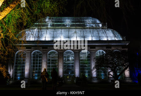 Edinburgh, Ecosse, Royaume-Uni, le 30 novembre 2017. Proche en extérieur Traînée de lumière montre célébrant Noël au Jardin botanique royal d'Édimbourg. La maison de verre palm tempérées victorienne lit up at night Banque D'Images