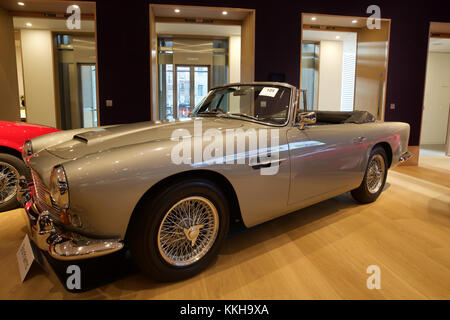 London, UK,1er décembre 2017, les voitures de célébrités Top sur l'affichage à l'Bonhams à Londres. Voitures comprennent : l'ex-Sir Paul McCartney 1964 Aston Martin DB5 berline sport (£1 250 000 - 1 500 000 €) et l'ex-Ringo Starr 1966 Austin Mini Cooper S (£000) 90,000-120. Il y avait aussi deux Bentleys auparavant détenu par Sir Elton John : 1959 Bentley S1 Continental Cronos (£400,000-500,000) et 1960 Bentley S2 Continental Flying Spur berline sport (£160,000-190,000). Credit : Keith Larby/Alamy Live News Banque D'Images