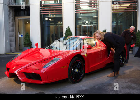 London, UK,1er décembre 2017, les voitures de célébrités Top sur l'affichage à l'Bonhams à Londres. Voitures comprennent : l'ex-Sir Paul McCartney 1964 Aston Martin DB5 berline sport (£1 250 000 - 1 500 000 €) et l'ex-Ringo Starr 1966 Austin Mini Cooper S (£000) 90,000-120. Il y avait aussi deux Bentleys auparavant détenu par Sir Elton John : 1959 Bentley S1 Continental Cronos (£400,000-500,000) et 1960 Bentley S2 Continental Flying Spur berline sport (£160,000-190,000). Credit : Keith Larby/Alamy Live News Banque D'Images