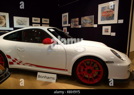 London, UK,1er décembre 2017, les voitures de célébrités Top sur l'affichage à l'Bonhams à Londres. Voitures comprennent : l'ex-Sir Paul McCartney 1964 Aston Martin DB5 berline sport (£1 250 000 - 1 500 000 €) et l'ex-Ringo Starr 1966 Austin Mini Cooper S (£000) 90,000-120. Il y avait aussi deux Bentleys auparavant détenu par Sir Elton John : 1959 Bentley S1 Continental Cronos (£400,000-500,000) et 1960 Bentley S2 Continental Flying Spur berline sport (£160,000-190,000). Credit : Keith Larby/Alamy Live News Banque D'Images