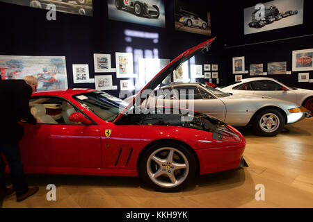 London, UK,1er décembre 2017, les voitures de célébrités Top sur l'affichage à l'Bonhams à Londres. Voitures comprennent : l'ex-Sir Paul McCartney 1964 Aston Martin DB5 berline sport (£1 250 000 - 1 500 000 €) et l'ex-Ringo Starr 1966 Austin Mini Cooper S (£000) 90,000-120. Il y avait aussi deux Bentleys auparavant détenu par Sir Elton John : 1959 Bentley S1 Continental Cronos (£400,000-500,000) et 1960 Bentley S2 Continental Flying Spur berline sport (£160,000-190,000). Credit : Keith Larby/Alamy Live News Banque D'Images