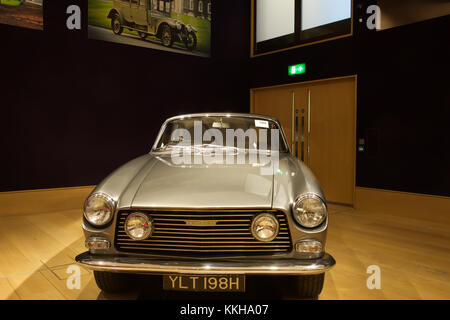 London, UK,1er décembre 2017, les voitures de célébrités Top sur l'affichage à l'Bonhams à Londres. Voitures comprennent : l'ex-Sir Paul McCartney 1964 Aston Martin DB5 berline sport (£1 250 000 - 1 500 000 €) et l'ex-Ringo Starr 1966 Austin Mini Cooper S (£000) 90,000-120. Il y avait aussi deux Bentleys auparavant détenu par Sir Elton John : 1959 Bentley S1 Continental Cronos (£400,000-500,000) et 1960 Bentley S2 Continental Flying Spur berline sport (£160,000-190,000). Credit : Keith Larby/Alamy Live News Banque D'Images