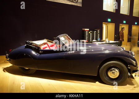 London, UK,1er décembre 2017, les voitures de célébrités Top sur l'affichage à l'Bonhams à Londres. Voitures comprennent : l'ex-Sir Paul McCartney 1964 Aston Martin DB5 berline sport (£1 250 000 - 1 500 000 €) et l'ex-Ringo Starr 1966 Austin Mini Cooper S (£000) 90,000-120. Il y avait aussi deux Bentleys auparavant détenu par Sir Elton John : 1959 Bentley S1 Continental Cronos (£400,000-500,000) et 1960 Bentley S2 Continental Flying Spur berline sport (£160,000-190,000). Credit : Keith Larby/Alamy Live News Banque D'Images