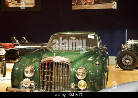 London, UK,1er décembre 2017, les voitures de célébrités Top sur l'affichage à l'Bonhams à Londres. Voitures comprennent : l'ex-Sir Paul McCartney 1964 Aston Martin DB5 berline sport (£1 250 000 - 1 500 000 €) et l'ex-Ringo Starr 1966 Austin Mini Cooper S (£000) 90,000-120. Il y avait aussi deux Bentleys auparavant détenu par Sir Elton John : 1959 Bentley S1 Continental Cronos (£400,000-500,000) et 1960 Bentley S2 Continental Flying Spur berline sport (£160,000-190,000). Credit : Keith Larby/Alamy Live News Banque D'Images