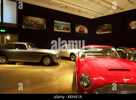 London, UK,1er décembre 2017, les voitures de célébrités Top sur l'affichage à l'Bonhams à Londres. Voitures comprennent : l'ex-Sir Paul McCartney 1964 Aston Martin DB5 berline sport (£1 250 000 - 1 500 000 €) et l'ex-Ringo Starr 1966 Austin Mini Cooper S (£000) 90,000-120. Il y avait aussi deux Bentleys auparavant détenu par Sir Elton John : 1959 Bentley S1 Continental Cronos (£400,000-500,000) et 1960 Bentley S2 Continental Flying Spur berline sport (£160,000-190,000). Credit : Keith Larby/Alamy Live News Banque D'Images