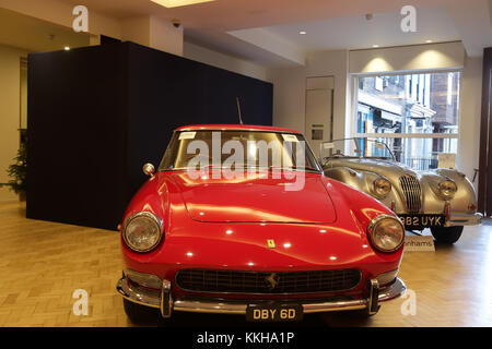 London, UK,1er décembre 2017, les voitures de célébrités Top sur l'affichage à l'Bonhams à Londres. Voitures comprennent : l'ex-Sir Paul McCartney 1964 Aston Martin DB5 berline sport (£1 250 000 - 1 500 000 €) et l'ex-Ringo Starr 1966 Austin Mini Cooper S (£000) 90,000-120. Il y avait aussi deux Bentleys auparavant détenu par Sir Elton John : 1959 Bentley S1 Continental Cronos (£400,000-500,000) et 1960 Bentley S2 Continental Flying Spur berline sport (£160,000-190,000). Credit : Keith Larby/Alamy Live News Banque D'Images