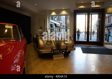 London, UK,1er décembre 2017, les voitures de célébrités Top sur l'affichage à l'Bonhams à Londres. Voitures comprennent : l'ex-Sir Paul McCartney 1964 Aston Martin DB5 berline sport (£1 250 000 - 1 500 000 €) et l'ex-Ringo Starr 1966 Austin Mini Cooper S (£000) 90,000-120. Il y avait aussi deux Bentleys auparavant détenu par Sir Elton John : 1959 Bentley S1 Continental Cronos (£400,000-500,000) et 1960 Bentley S2 Continental Flying Spur berline sport (£160,000-190,000). Credit : Keith Larby/Alamy Live News Banque D'Images