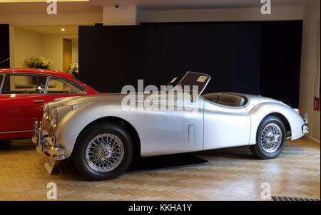 London, UK,1er décembre 2017, les voitures de célébrités Top sur l'affichage à l'Bonhams à Londres. Voitures comprennent : l'ex-Sir Paul McCartney 1964 Aston Martin DB5 berline sport (£1 250 000 - 1 500 000 €) et l'ex-Ringo Starr 1966 Austin Mini Cooper S (£000) 90,000-120. Il y avait aussi deux Bentleys auparavant détenu par Sir Elton John : 1959 Bentley S1 Continental Cronos (£400,000-500,000) et 1960 Bentley S2 Continental Flying Spur berline sport (£160,000-190,000). Credit : Keith Larby/Alamy Live News Banque D'Images