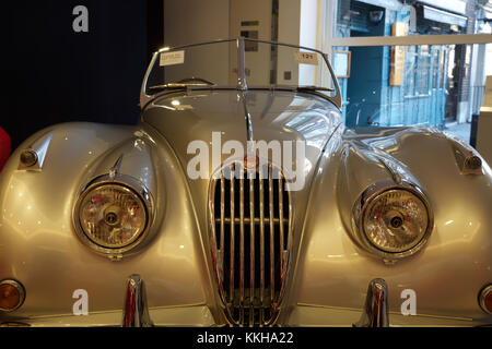 London, UK,1er décembre 2017, les voitures de célébrités Top sur l'affichage à l'Bonhams à Londres. Voitures comprennent : l'ex-Sir Paul McCartney 1964 Aston Martin DB5 berline sport (£1 250 000 - 1 500 000 €) et l'ex-Ringo Starr 1966 Austin Mini Cooper S (£000) 90,000-120. Il y avait aussi deux Bentleys auparavant détenu par Sir Elton John : 1959 Bentley S1 Continental Cronos (£400,000-500,000) et 1960 Bentley S2 Continental Flying Spur berline sport (£160,000-190,000). Credit : Keith Larby/Alamy Live News Banque D'Images