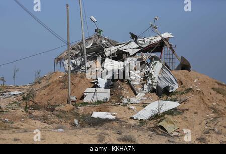 Beit Hanun, bande de Gaza, territoire palestinien. 1er décembre 2017. Une vue générale des vestiges d'une région après qu'elle ait été frappée par une frappe aérienne israélienne, à Beit Lahia, dans le nord de la bande de Gaza, le 1er décembre 2017 crédit: Mohammed Asad/APA Images/ZUMA Wire/Alay Live News Banque D'Images