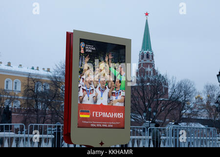 Moskau, Russland. 29 novembre 2017. Der Kreml avec WM 2018 Logos und Plakaten. Hier avec einem Plakat vom Weltmeister 2014 Allemagne avec Bastian Schweinsteiger. Feature/Schmuckbild/hintergrund/Hintergrundbild. Fussball: Auslosung zur FIFA- Fussball Weltmeisterschaft 2018 à Moskau, Russland 01.12.2017 - football, tirage au sort pour la coupe du monde FIFA 2018, Moscou, 01 décembre 2017 utilisation dans le monde crédit: dpa/Alay Live News Banque D'Images