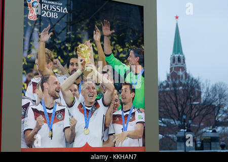 Moskau, Russland. 29 novembre 2017. Der Kreml avec WM 2018 Logos und Plakaten. Hier avec einem Plakat vom Weltmeister 2014 Allemagne avec Bastian Schweinsteiger. Feature/Schmuckbild/hintergrund/Hintergrundbild. Fussball: Auslosung zur FIFA- Fussball Weltmeisterschaft 2018 à Moskau, Russland 01.12.2017 - football, tirage au sort pour la coupe du monde FIFA 2018, Moscou, 01 décembre 2017 utilisation dans le monde crédit: dpa/Alay Live News Banque D'Images