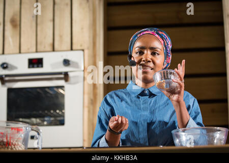 Birmingham, UK. 06Th Dec 2017. Nadia Hussain sur la cuisine d'hiver faire une étape de démonstration de cuisine un gâteau croustillant chocolat Crédit : Steven re/Alamy Live News Banque D'Images