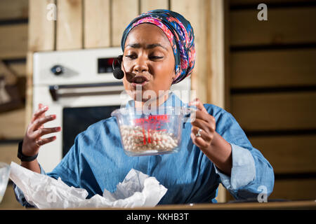 Birmingham, UK. 06Th Dec 2017. Nadia Hussain sur la cuisine d'hiver faire une étape de démonstration de cuisine un gâteau croustillant chocolat Crédit : Steven re/Alamy Live News Banque D'Images