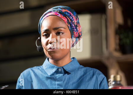 Birmingham, UK. 06Th Dec 2017. Nadia Hussain sur la cuisine d'hiver faire une étape de démonstration de cuisine un gâteau croustillant chocolat Crédit : Steven re/Alamy Live News Banque D'Images