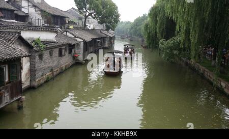 Tongxiang, Tongxiang, Chine. 1er décembre 2017. TONGXIANG, CHINE-2017:(USAGE ÉDITORIAL UNIQUEMENT. Wuzhen, une ancienne ville fluviale de la ville de Tongxiang, dans la province du Zhejiang de l'est de la Chine, est devenue le siège permanent de la Conférence mondiale sur l'Internet, également connue sous le nom de Sommet de Wuzhen, depuis 2014. La 4ème Conférence mondiale de l'Internet se tiendra du 3 au 5 décembre à Wuzhen. Crédit : Sipa Asia/ZUMA Wire/Alamy Live News Banque D'Images