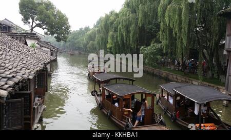 Tongxiang, Tongxiang, Chine. 1er décembre 2017. TONGXIANG, CHINE-2017:(USAGE ÉDITORIAL UNIQUEMENT. Wuzhen, une ancienne ville fluviale de la ville de Tongxiang, dans la province du Zhejiang de l'est de la Chine, est devenue le siège permanent de la Conférence mondiale sur l'Internet, également connue sous le nom de Sommet de Wuzhen, depuis 2014. La 4ème Conférence mondiale de l'Internet se tiendra du 3 au 5 décembre à Wuzhen. Crédit : Sipa Asia/ZUMA Wire/Alamy Live News Banque D'Images