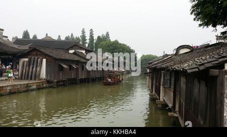 Tongxiang, Tongxiang, Chine. 1er décembre 2017. TONGXIANG, CHINE-2017:(USAGE ÉDITORIAL UNIQUEMENT. Wuzhen, une ancienne ville fluviale de la ville de Tongxiang, dans la province du Zhejiang de l'est de la Chine, est devenue le siège permanent de la Conférence mondiale sur l'Internet, également connue sous le nom de Sommet de Wuzhen, depuis 2014. La 4ème Conférence mondiale de l'Internet se tiendra du 3 au 5 décembre à Wuzhen. Crédit : Sipa Asia/ZUMA Wire/Alamy Live News Banque D'Images