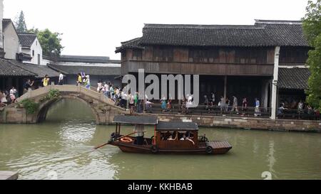 Tongxiang, Tongxiang, Chine. 1er décembre 2017. TONGXIANG, CHINE-2017:(USAGE ÉDITORIAL UNIQUEMENT. Wuzhen, une ancienne ville fluviale de la ville de Tongxiang, dans la province du Zhejiang de l'est de la Chine, est devenue le siège permanent de la Conférence mondiale sur l'Internet, également connue sous le nom de Sommet de Wuzhen, depuis 2014. La 4ème Conférence mondiale de l'Internet se tiendra du 3 au 5 décembre à Wuzhen. Crédit : Sipa Asia/ZUMA Wire/Alamy Live News Banque D'Images