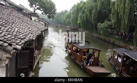 Tongxiang, Tongxiang, Chine. 1er décembre 2017. TONGXIANG, CHINE-2017:(USAGE ÉDITORIAL UNIQUEMENT. Wuzhen, une ancienne ville fluviale de la ville de Tongxiang, dans la province du Zhejiang de l'est de la Chine, est devenue le siège permanent de la Conférence mondiale sur l'Internet, également connue sous le nom de Sommet de Wuzhen, depuis 2014. La 4ème Conférence mondiale de l'Internet se tiendra du 3 au 5 décembre à Wuzhen. Crédit : Sipa Asia/ZUMA Wire/Alamy Live News Banque D'Images