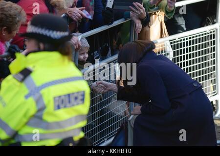 Nottingham, Royaume-Uni. 1er décembre 2017. Meghan se serre les mains avec un petit garçon alors qu'elle quitte Nottingham Contemporary. Le Prince Harry et Meghan Markle visitent Nottingham le vendredi 1er décembre 2017. Crédit photo : Scott Bairstow/Alamy Live News Banque D'Images