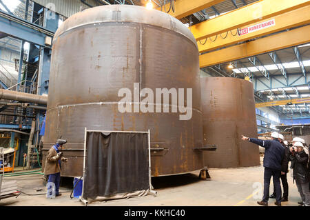 Rostock, Allemagne. 1er décembre 2017. Vue des réservoirs de gaz pour l'entraînement au gaz naturel liquéfié (GNL) des navires de croisière de la Carnival Cruise Line au chantier naval de Neptun à Rostock, Allemagne, le 1er décembre 2017. Le «AIDAnova» est dit pour son premier voyage dans l'année à venir en tant que premier navire de croisière alimenté au GNL. Crédit : Bernd Wüstneck/dpa/Alamy Live News Banque D'Images