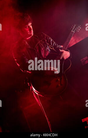 Milan, Italie. 30Th Nov, 2017. Le groupe américain Black Rebel Motorcycle Club effectue sur scène à fabrique au cours de la 'World Tour' 2017/18 Crédit : Rodolfo Sassano/Alamy Live News Banque D'Images