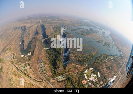 Le cours des chutes Victoria, avec le large fleuve Zambèze du côté zambien vers la droite, les chutes au milieu et le débit en aval en territoire zimbabwéen, photographié le 30.07.2015. Les chutes Victoria sont les grandes cascades du Zambèze à la frontière entre le Zimbabwe et la Zambie. Les chutes ont été découvertes par le missionnaire écossais David Livingstone, qui les a nommées en l'honneur de la reine Victoria de Grande-Bretagne. Les chutes Victoria sont classées au patrimoine mondial de l'UNESCO depuis 1989. L'eau tombe jusqu'à 110 mètres sur une largeur de plus de 1 700 mètres. Photo : Matthias Tödt | usage worldw Banque D'Images