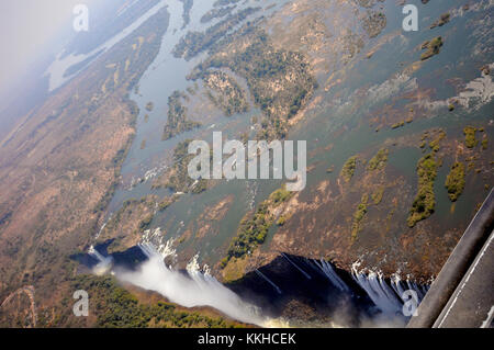 Chutes Victoria, Zimbabwe. 30 juillet 2015. Une vue des chutes Victoria et du large cours de la rivière Zambèze, photographiée le 30.07.2015. Les chutes Victoria sont les grandes cascades du Zambèze à la frontière entre le Zimbabwe et la Zambie. Les chutes ont été découvertes par le missionnaire écossais David Livingstone, qui les a nommées en l'honneur de la reine Victoria de Grande-Bretagne. Les chutes Victoria sont classées au patrimoine mondial de l'UNESCO depuis 1989. L'eau tombe jusqu'à 110 mètres sur une largeur de plus de 1 700 mètres. Credit : Matthias Tödt | usage mondial/dpa/Alamy Live News Banque D'Images